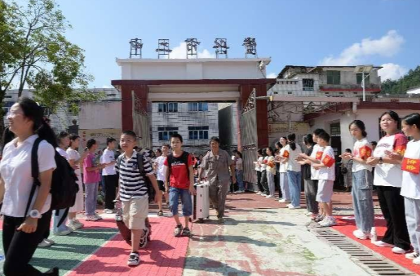 郴州资兴41所受灾学校学生如期开学
