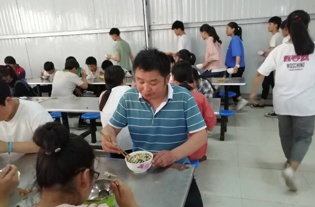 教育部等多部门联合通知：严格落实中小学幼儿园负责人陪餐制度
