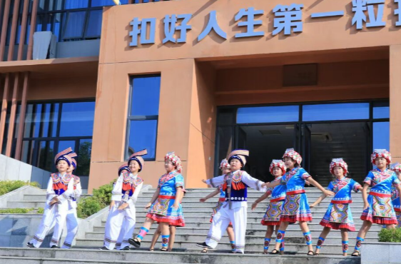 湘西州50万名中小学生喜迎开学第一天