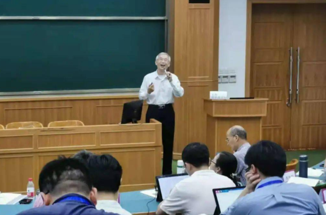 用教育家精神铸魂强师——写在第40个教师节到来之际