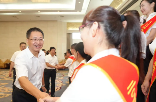 岳阳市庆祝第40个教师节大会举行
