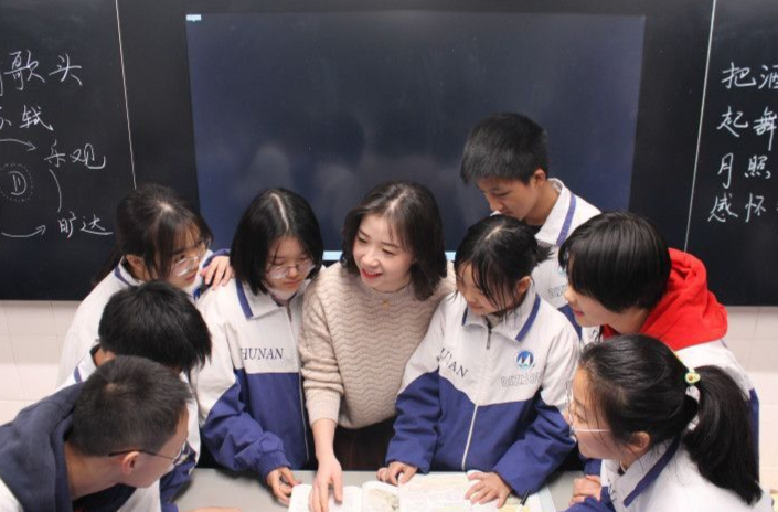 时评丨以满园桃李，塑职业荣光