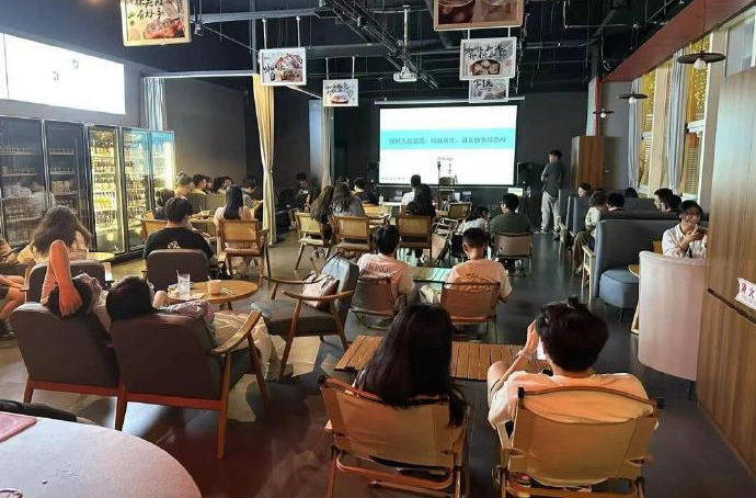 “学术酒吧”悄然走红，是噱头还是创新？