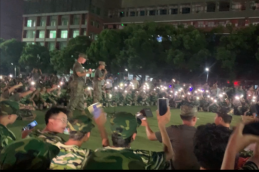 铁汉“柔情”：湖南现代物流职业技术学院2024级新生军训场上的温情瞬间