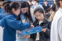 超七成受访大学生更倾向于参加校园招聘会