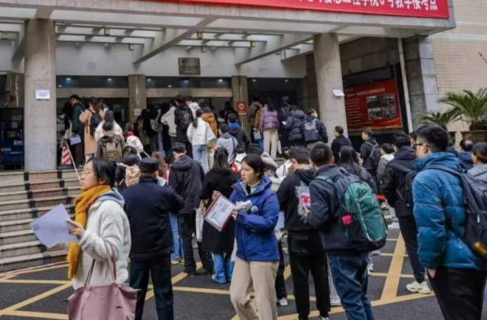 国考报名首日，哪个职位最热门？数据出炉——