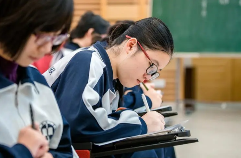 “破大防”！初中名列前茅 高中却不及格？老师：考砸不见得是坏事