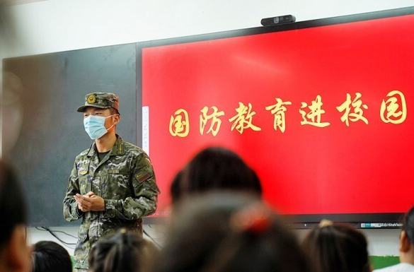 如何依法加强学校国防教育