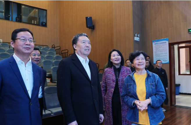 毛万春在湖南艺术职业学院调研