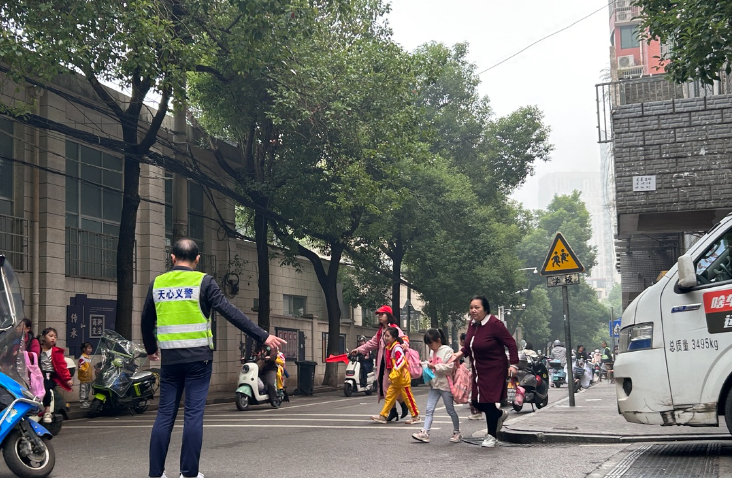 “护学岗”守护升级，为孩子铺就“安全路”
