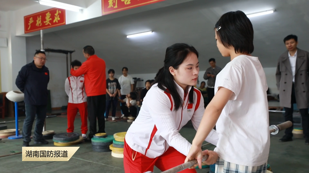 奥运冠军回母校 激励学子逐梦前行