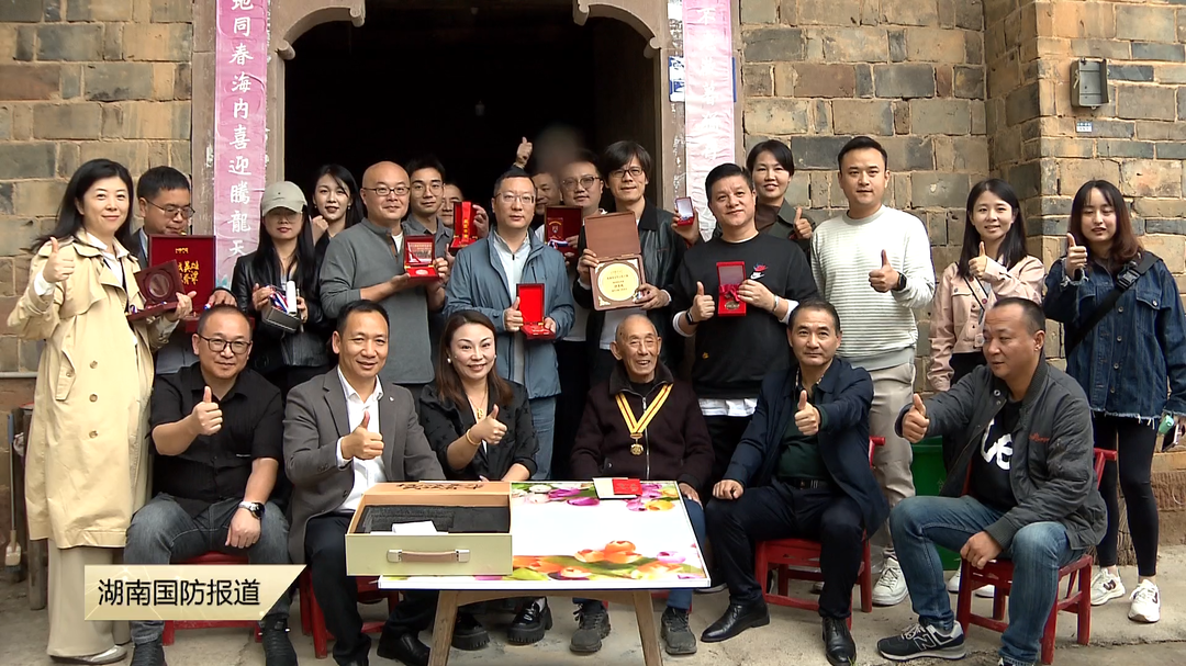 志愿者慰问浏阳唯一健在抗战老兵——铭记历史  关爱老兵