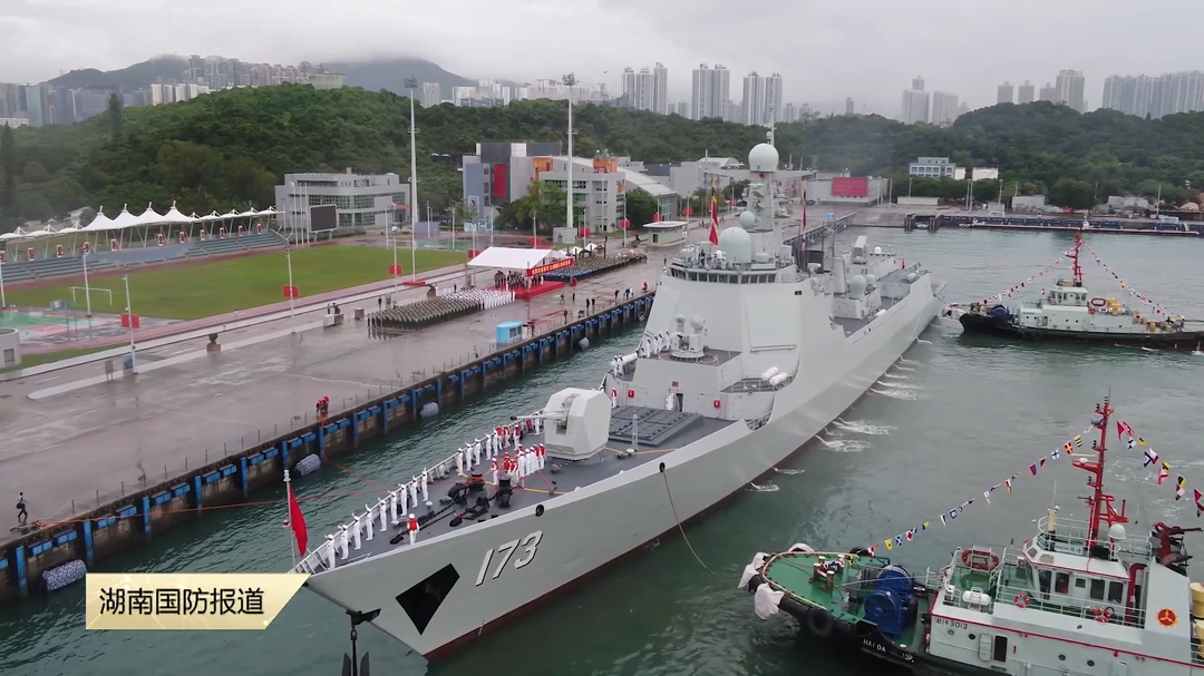海军舰艇编队顺利抵达香港