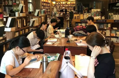 免费图书馆不去，花钱才有效率！年轻人流行“买”自律