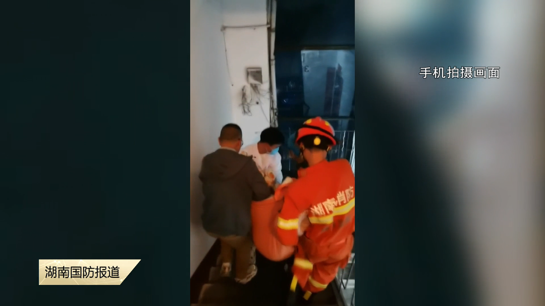 七旬老人突发疾病被困屋内 消防医护联手救助