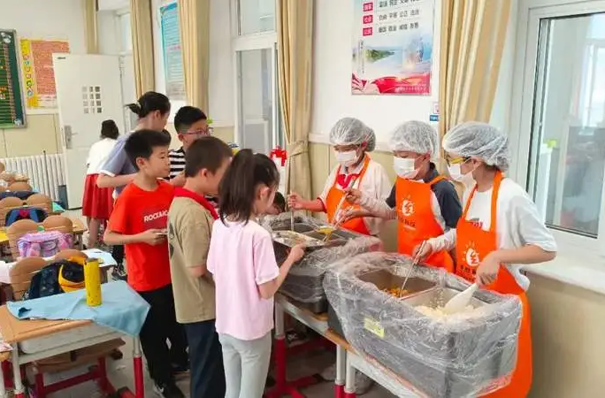 推进中小学自营食堂建设，值得期待