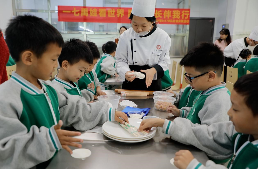 教萌娃包饺子，长沙高校“湘菜之子”实践团走进小学