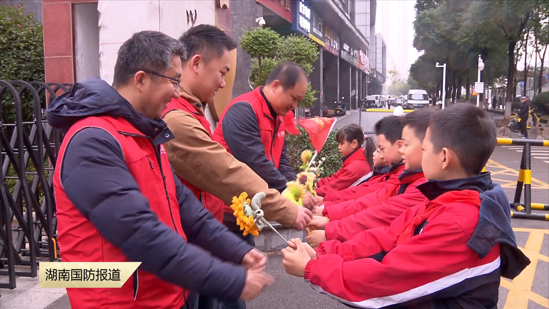 国际志愿者日——手作鲜花赠志愿者 护学岗上甜度拉满