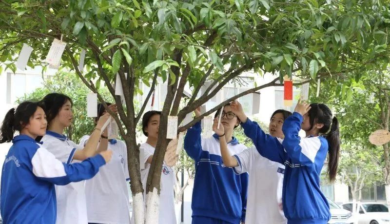 长沙的中职生在校园干什么？在读书！