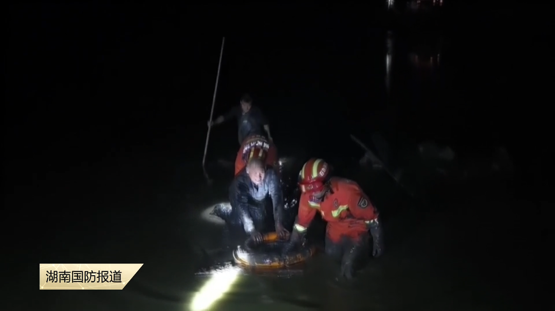 老人捕鱼深陷鱼塘 消防深夜紧急救援