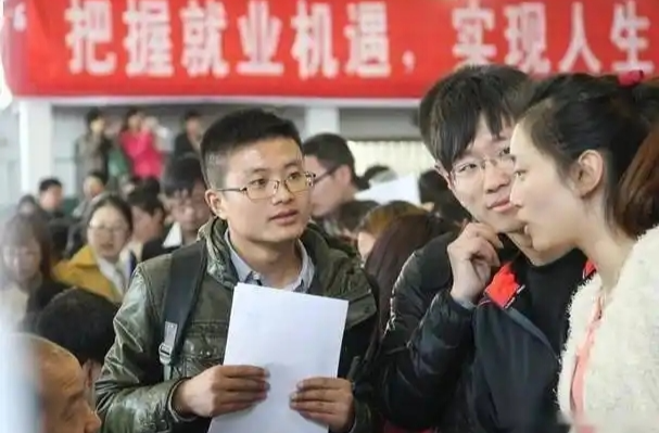 放宽“应届生”认定标准，让择业更从容