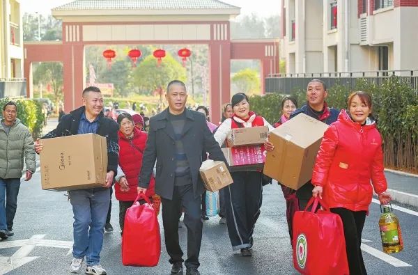 搬新家了！团洲垸和资兴受灾群众这样过新年→