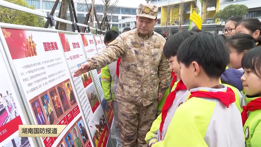 官兵进校园 “沉浸式”开展国防教育