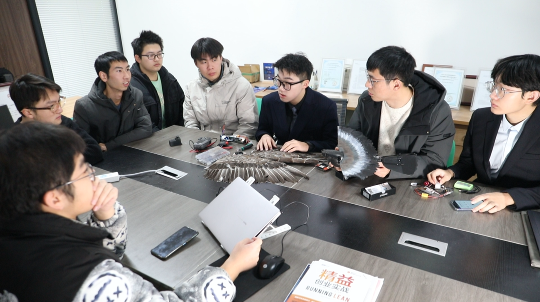 护航电站安全 大学生研发驱鸟机器人“云鹰”