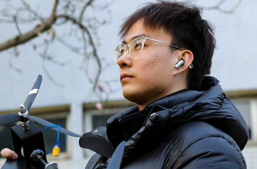 湖南在校大学生团队造出会飞的"钢铁信天翁" ，中国智造再添青春翼