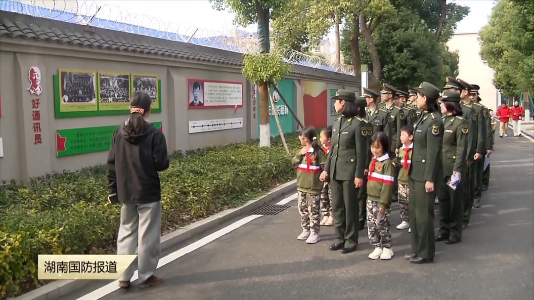 大手拉小手 一起学雷锋