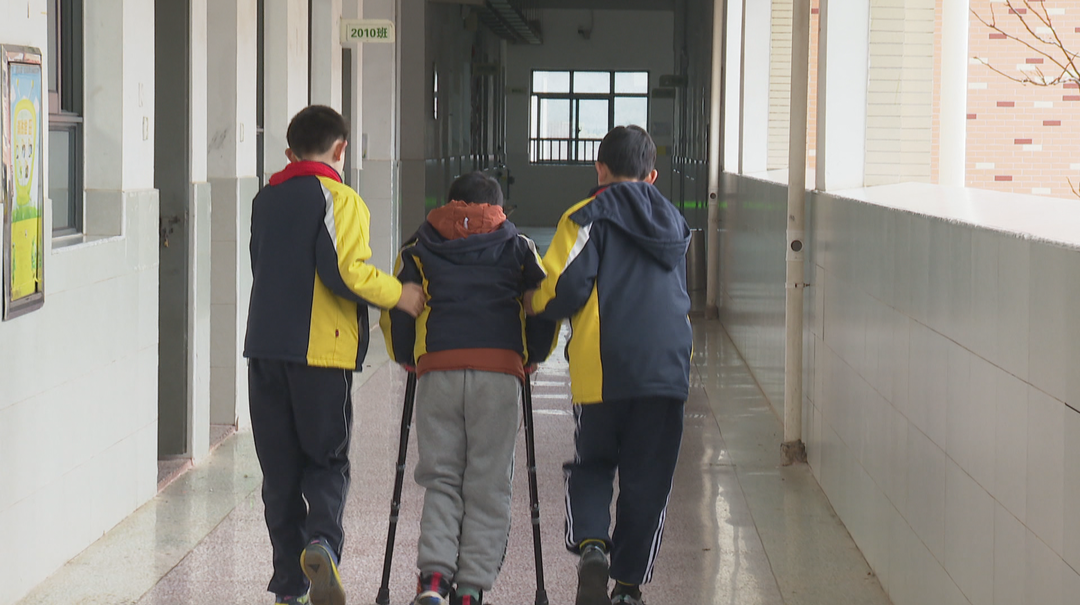 争做小雷锋 长沙一小学47人“拐杖团”稳稳撑起受伤同学