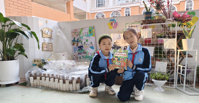 鲜花绿植当“主角”，小学生用创意让书本活起来