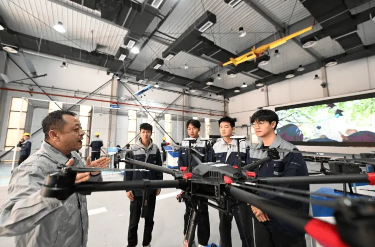 八部门联合发文规范产业兼职教师管理 他们架起理论转化实践的“桥梁”