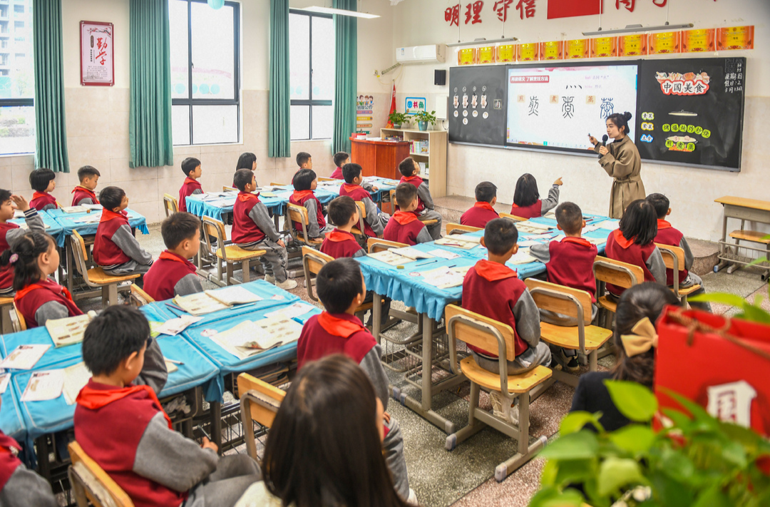 AI赋能助成长，湖南湘江新区博才白鹤小学党总支“薄荷志愿服务队”在行动