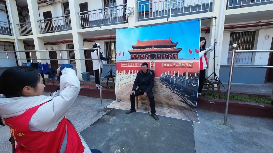 湘潭大学：大学生无偿为40余名老人拍摄“天安门合影”