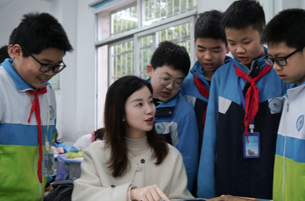 被家长联名感谢，湖南这位年轻女教师凭的是什么？