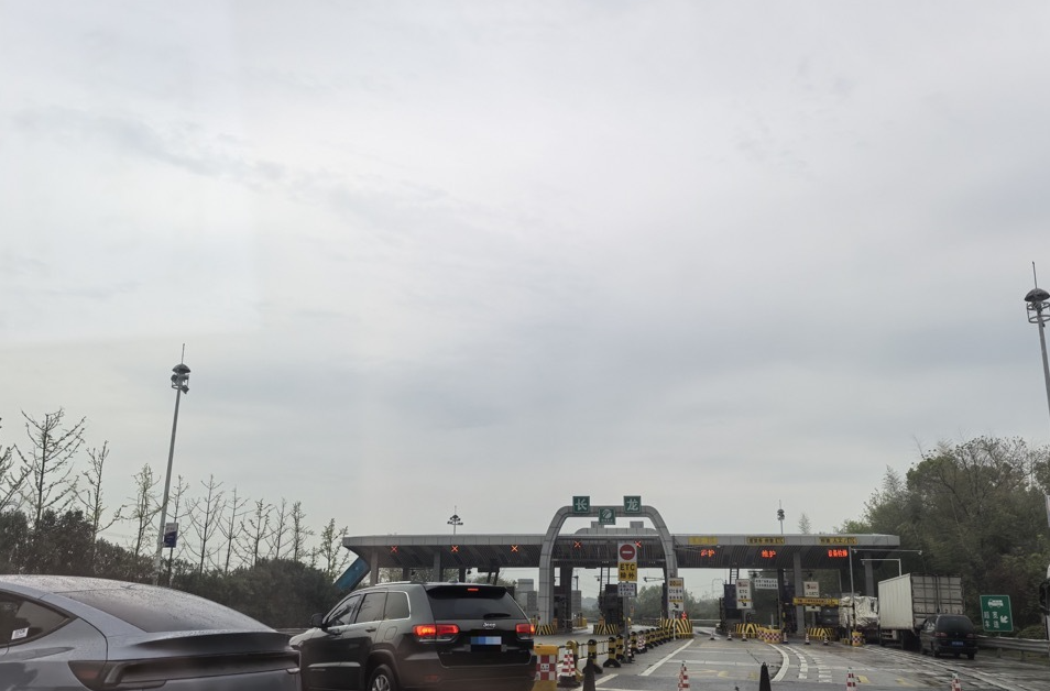 截至4日12时，湖南以下高速公路车流量大