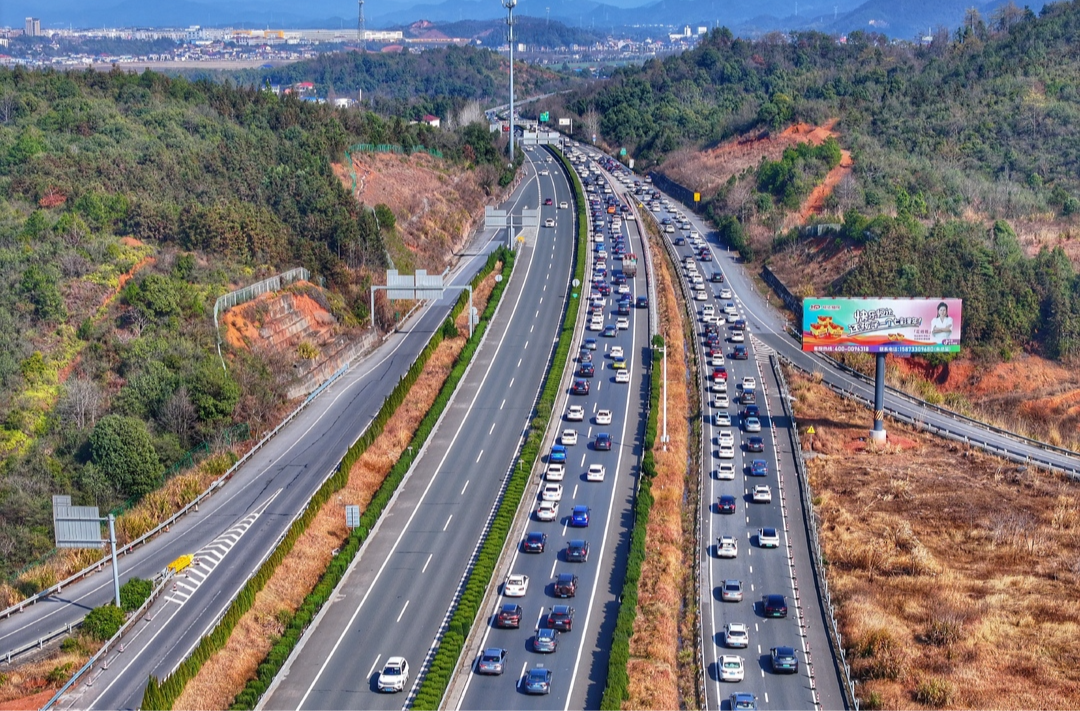 截至4日17时，湖南以下高速公路通行缓慢