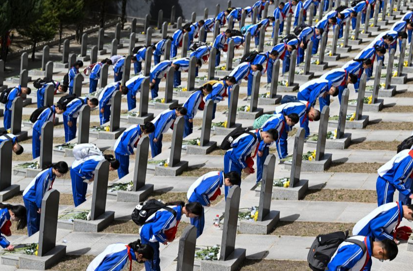 千余名中学生百里徒步 30载薪火相传祭英烈