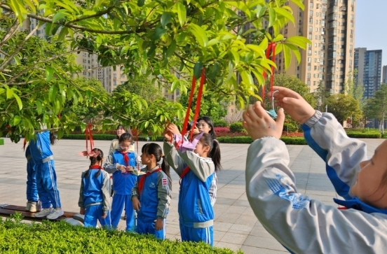 折纸和平鸽、用千纸鹤寄信、以歌寄情……长沙学生清明祭扫这样缅怀