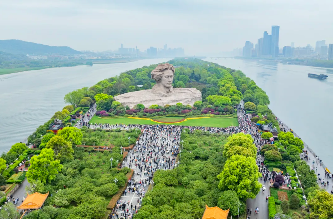 清明假期第二天，湖南客流1325.29万人次