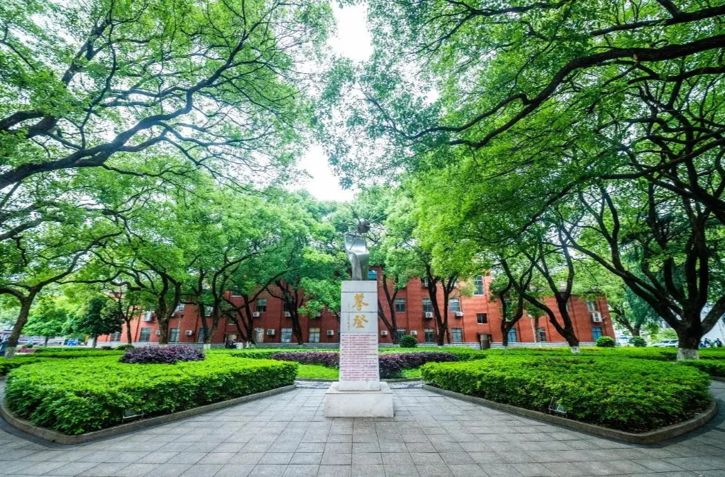 《中国教育报》头版头条：给孩子一片更高的天空 ——湖南师范大学附属中学培养拔尖创新人才的破局之路