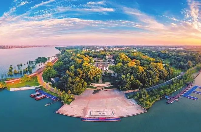 从屈原到杜甫，这里如何成为 “诗歌原乡”？