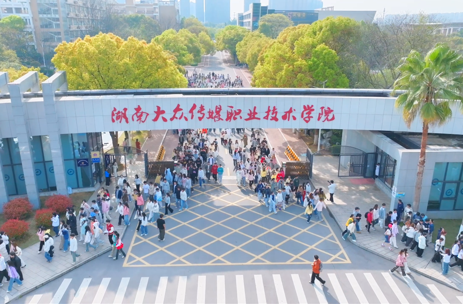 湖南校园好声音拉歌｜"广电湘军摇篮"湖南大众传媒职业技术学院带来《此刻花正好》