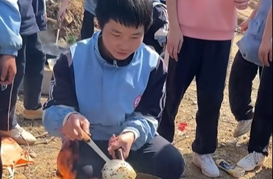 在春游的烟火气里打开劳动教育