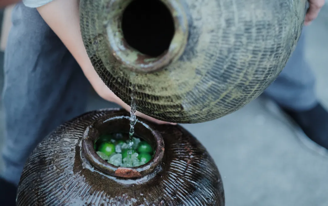 酿酒工程：“微生物魔法”酿出千年醇香