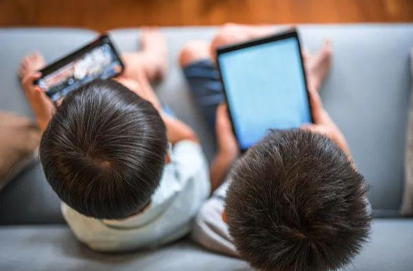 未成年人触网年龄小、面临风险大，怎么解？