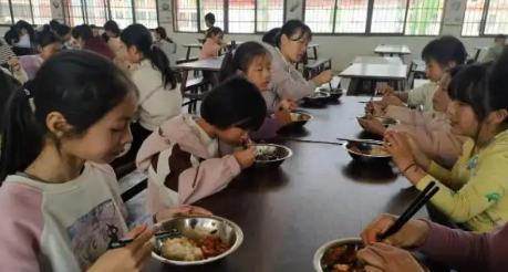 永州市双牌县：“小食堂”吃出“大幸福”