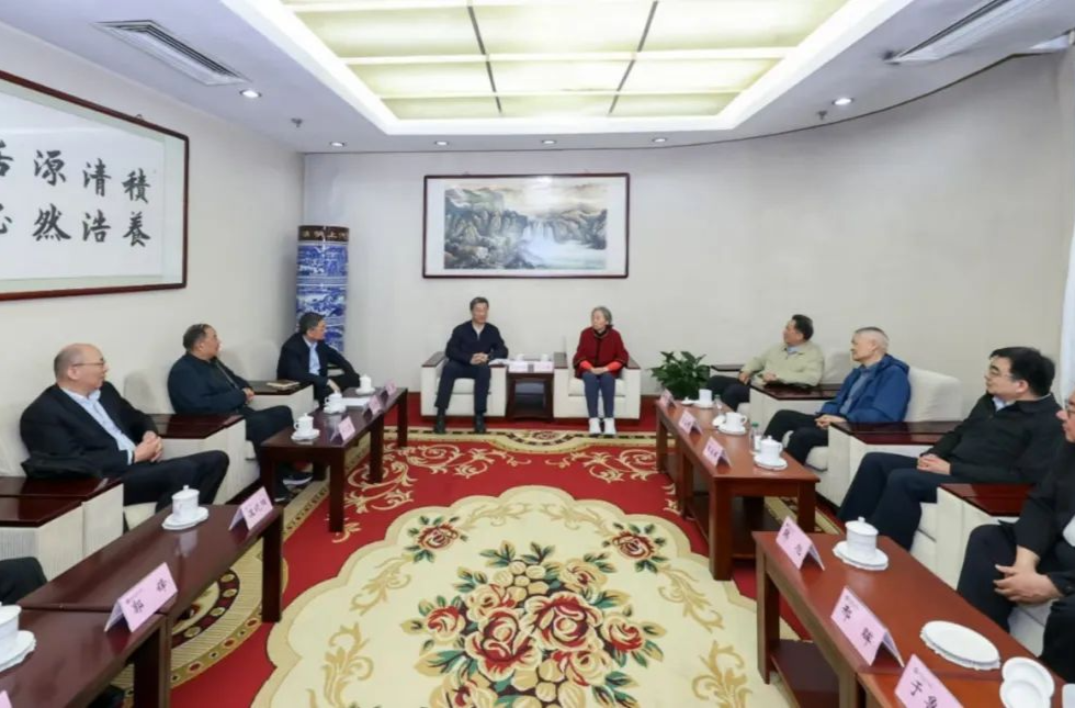 怀进鹏看望国家教育行政学院退休老教师并与教职工和学员代表座谈