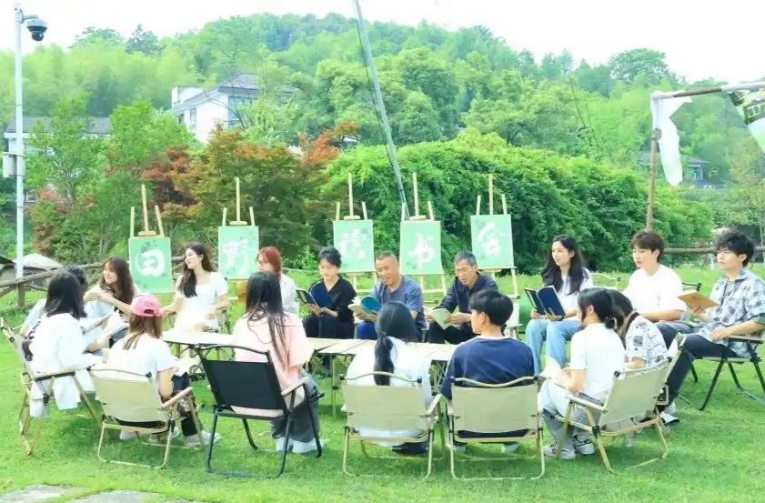 湖南城市学院：学生在田间地头寻找农民诗人